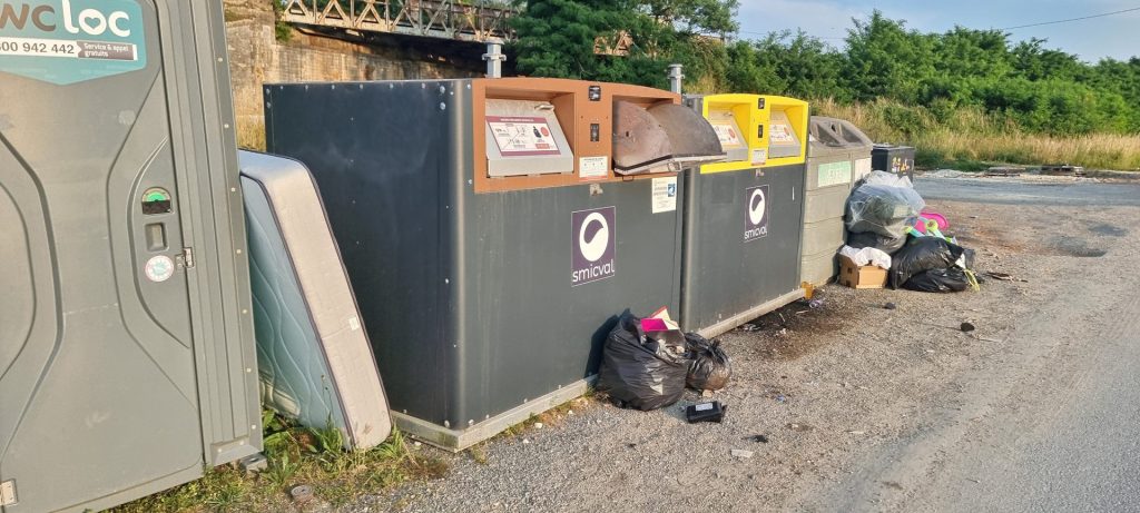 Rassemblement du collectif Touche pas à mes poubelles contre les PAV SMICVAL