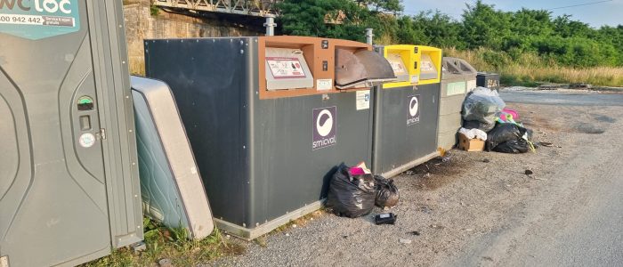Rassemblement du collectif Touche pas à mes poubelles contre les PAV SMICVAL