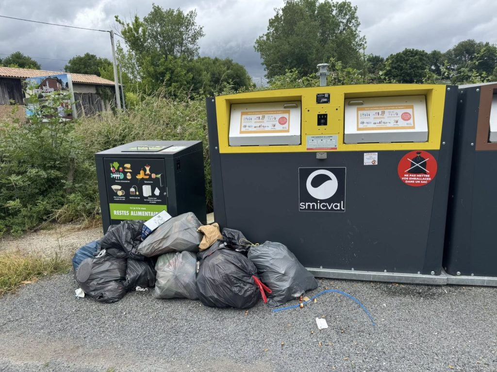 Mobilisation citoyenne du collectif Touche pas à mes poubelles en Haute-Gironde
