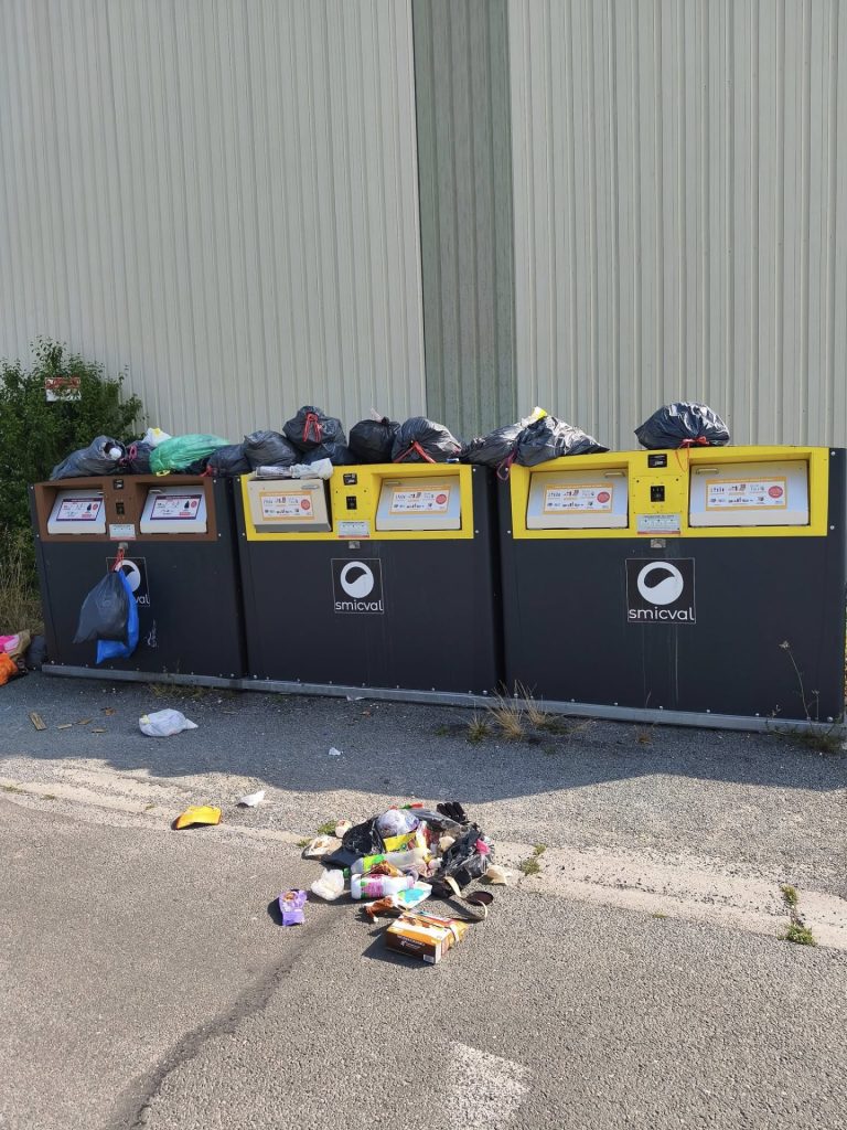 Rassemblement citoyen contre la réforme de collecte des ordures ménagères SMICVAL