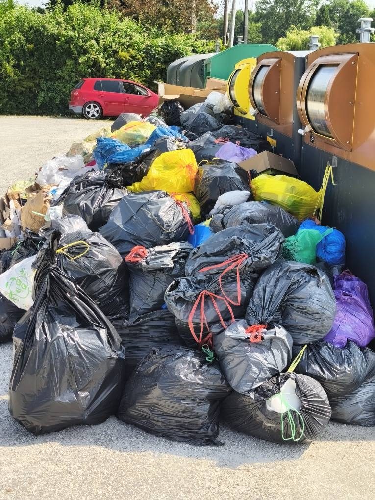 Action du collectif Touche pas à mes poubelles contre la réforme SMICVAL Haute-Gironde